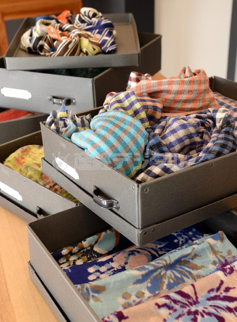 定番のチェック、ストライプ、花柄など色とりどりのストールの数々＝２０１４年１２月１８日、東京都港区（寺河内美奈撮影）