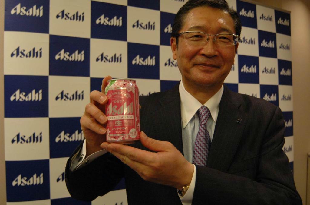 期間限定で販売するピンクパッケージの「スーパードライスペシャルパッケージ」を紹介する小路明善アサヒビール社長＝６日、東京都千代田区