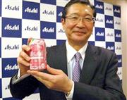 期間限定で販売するピンクパッケージの「スーパードライスペシャルパッケージ」を紹介する小路明善アサヒビール社長＝６日、東京都千代田区