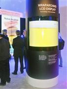 米ラスベガスの家電見本市でシャープが初披露した、画面が湾曲した液晶パネル＝６日（共同）