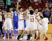 韓国で行われた２０１４仁川アジア大会で銅メダルに輝いた男子バスケット日本代表。代表の国際試合は当分見られない（共同）
