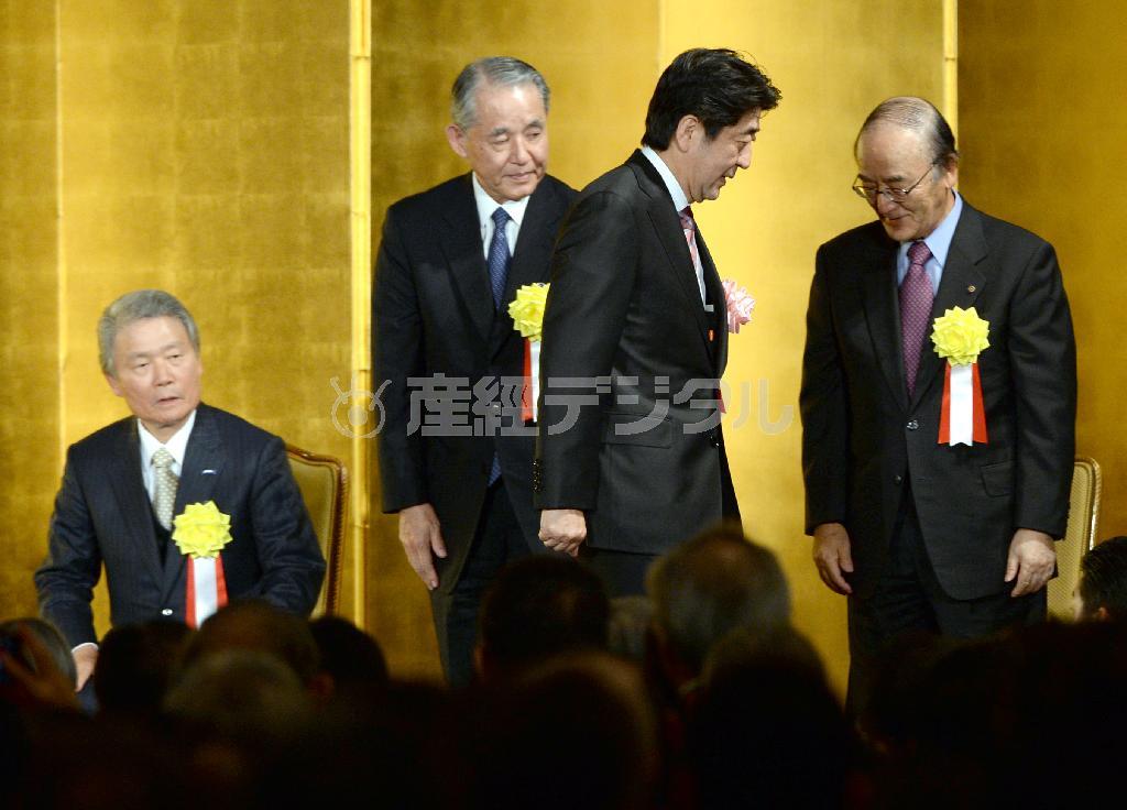 経済３団体共催の新年祝賀パーティーで安倍晋三（しんぞう）首相（右から２人目）は団体トップらに賃上げや投資増を訴えた＝２０１４年７月６日、東京都千代田区（寺河内美奈撮影）