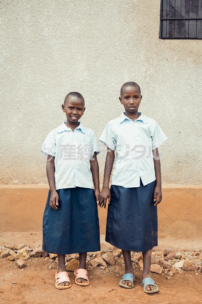 「看護師になりたい」と教えてくれたアバテシちゃん（右）＝ルワンダ（前康輔さん撮影、ワールド・ビジョン・ジャパン提供）