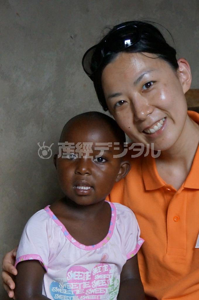 ワールド・ビジョン・ジャパンの市山志保さん（右）＝２０１３年３月１８日（提供写真）