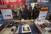 首都モスクワの家電販売店のレジの前で、列をなす市民ら。通貨ルーブルが暴落し、物価が高騰する中、人々は製品を買い急いでいる＝２０１４年１２月１８日、ロシア（ＡＰ）