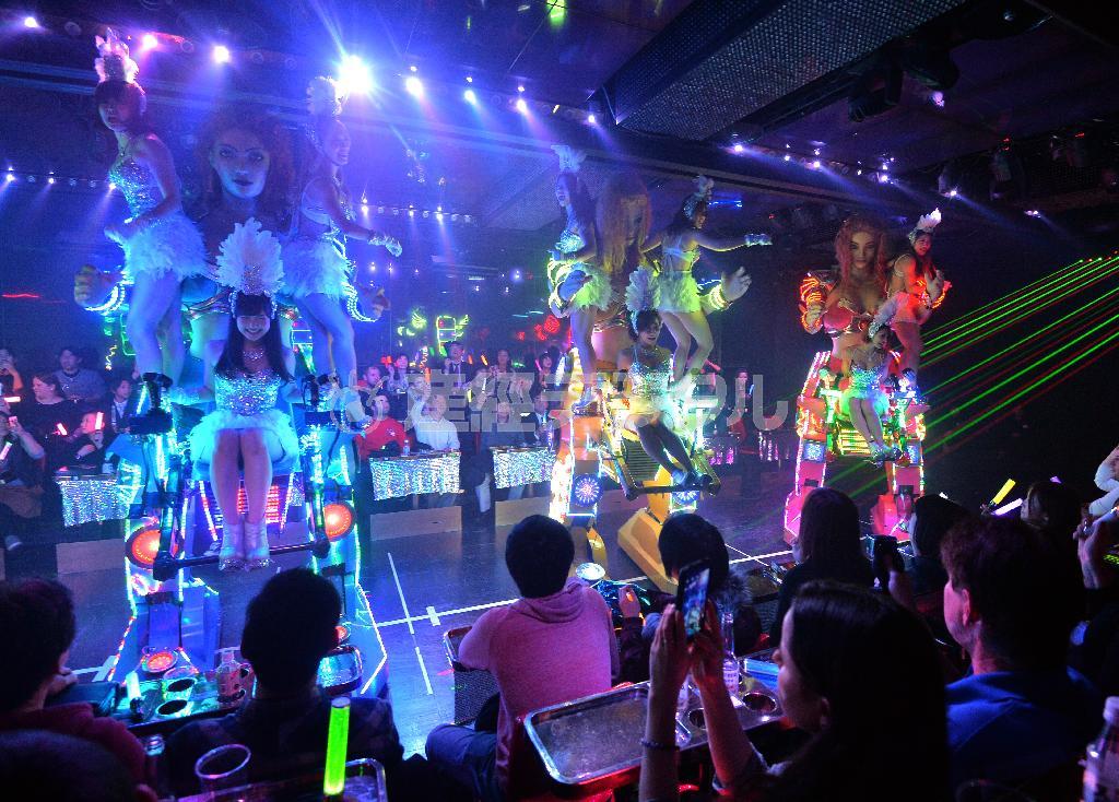 たくさんの外国人客で賑わう新宿・歌舞伎町の「ロボットレストラン」＝２０１４年１２月１０日、東京都新宿区（三尾郁恵撮影）