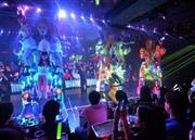 たくさんの外国人客で賑わう新宿・歌舞伎町の「ロボットレストラン」＝２０１４年１２月１０日、東京都新宿区（三尾郁恵撮影）