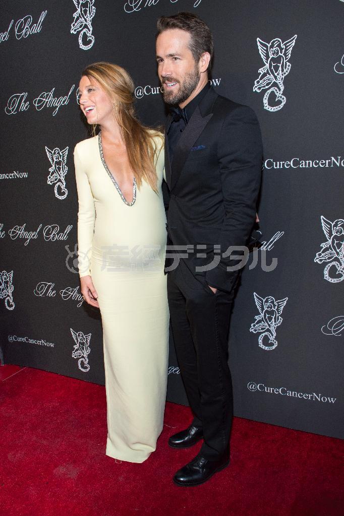 カナダの俳優、ライアン・レイノルズさん（右）の妻で米女優のブレイク・ライブリーさん＝２０１４年１０月２０日、米ニューヨーク（ＡＰ）