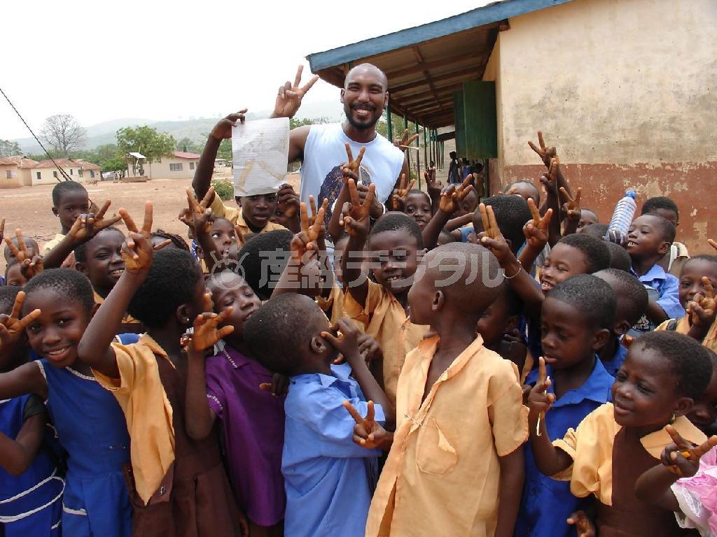 まぜこぜエクスプレスに登場してくれた矢野ディビットさん（中央）＝ガーナ（提供写真）