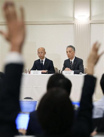７日、商品への異物混入で会見する、日本マクドナルドホールディングスの青木岳彦上席執行役員（右）と日本マクドナルドの菱沼秀仁上席執行役員＝東京都内のホテル