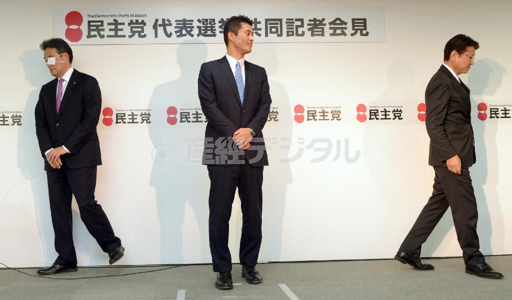 民主党代表選の共同記者会見を終えた（左から）岡田克也代表代行、細野豪志（ごうし）元幹事長、長妻昭（あきら）元厚生労働相＝２０１５年１月７日午後、東京都千代田区永田町の民主党本部（酒巻俊介撮影）