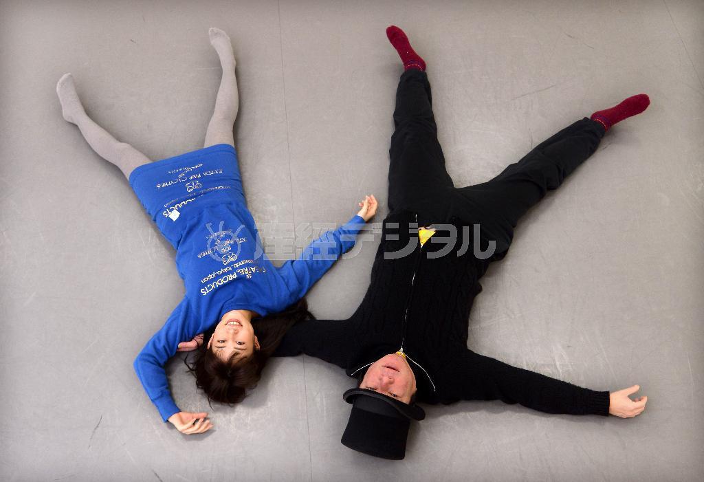 「おいらの腕枕って人気あるんだぜ」「え、誰に？」と笑い会う古田新太（あらた）さん（右）と高畑充希（みつき）さん＝２０１４年１２月１１日午後、東京都新宿区（宮崎瑞穂撮影）