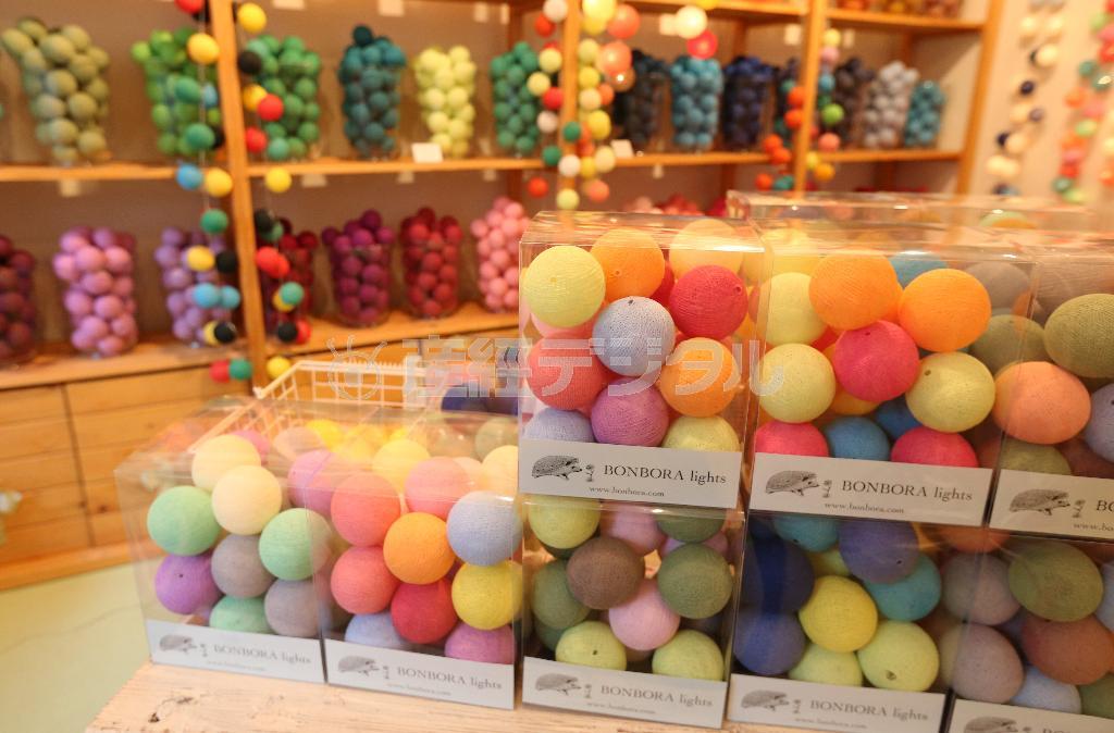 ベースライトとボール２０個が入ったセット（４５００円）はギフトにも人気＝２０１４年１２月１６日、大阪市西区（寺口純平撮影）