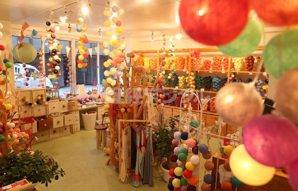 色とりどりのカラフルなボールが出迎えてくれるショップ店内＝２０１４年１２月１６日、大阪市西区（寺口純平撮影）