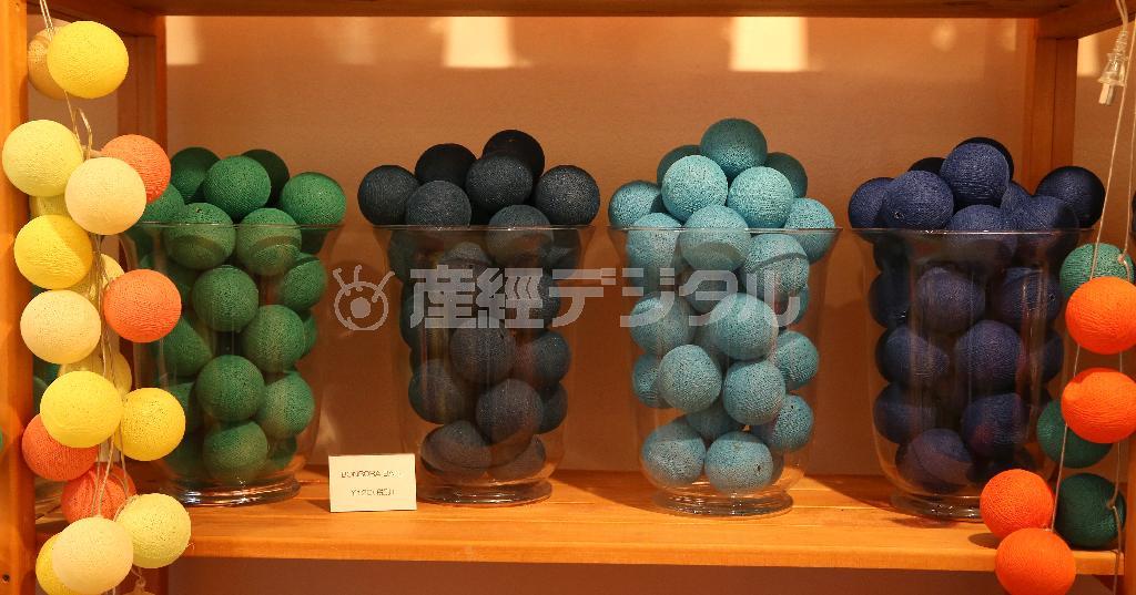 透明の瓶に詰められたブルートーンのボンボラボール１個１２０円＝２０１４年１２月１６日、大阪市西区（寺口純平撮影）