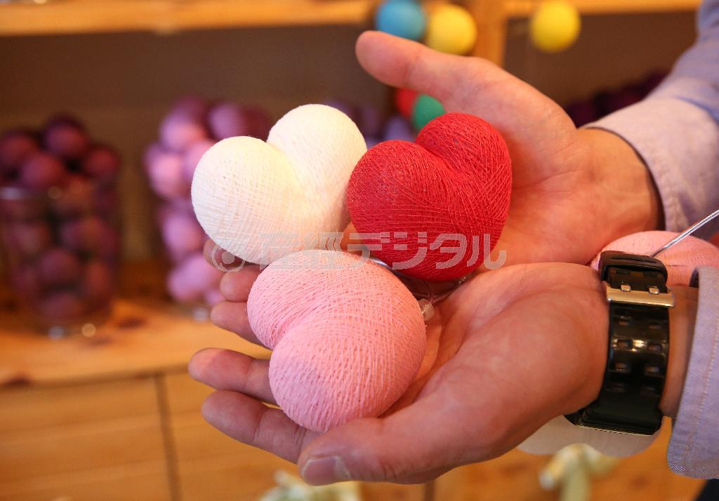 限定で販売されているハート型はライトと２０個のセットで５０００円＝２０１４年１２月１６日、大阪市西区（寺口純平撮影）
