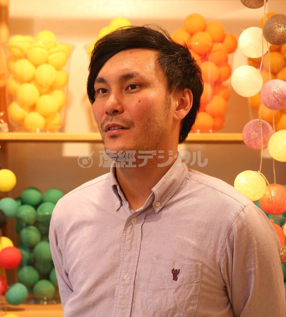 ボンボラライトの魅力を語る代表の野村龍史さん＝２０１４年１２月１６日、大阪市西区（寺口純平撮影）