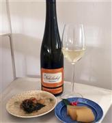 松前漬けとニコライホーフの「イム・ヴァインゲビルゲ・グリューナー・フェルトリーナー・フェダーシュピール」＝２０１５年１月３日（青木冨美子さん撮影）