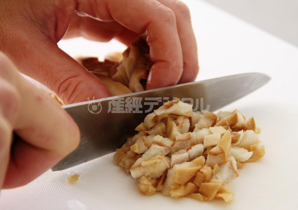 お麩入り和風ハンバーグ（材料）＿＿車麩１個（もどして細かく刻む、田中幸美撮影）