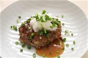 お麩入り和風ハンバーグ。※２６５ｋｃａｌ、塩分１．８グラム（１人分）