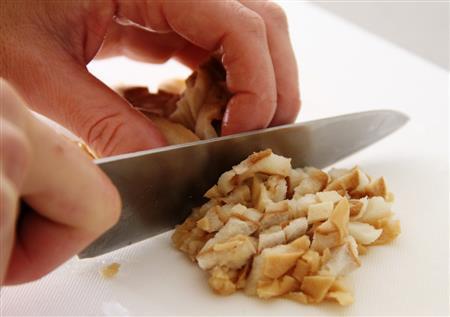 お麩入り和風ハンバーグ（材料）＿＿車麩１個（もどして細かく刻む、田中幸美撮影）