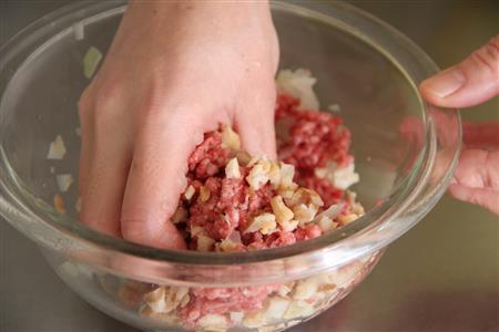 お麩入り和風ハンバーグ（作り方２）＿＿合いびき肉、車麩、（作り方１：調理したタマネギ）を混ぜ合わせ、塩、ナツメグを加え、小判型に成型する（田中幸美撮影）