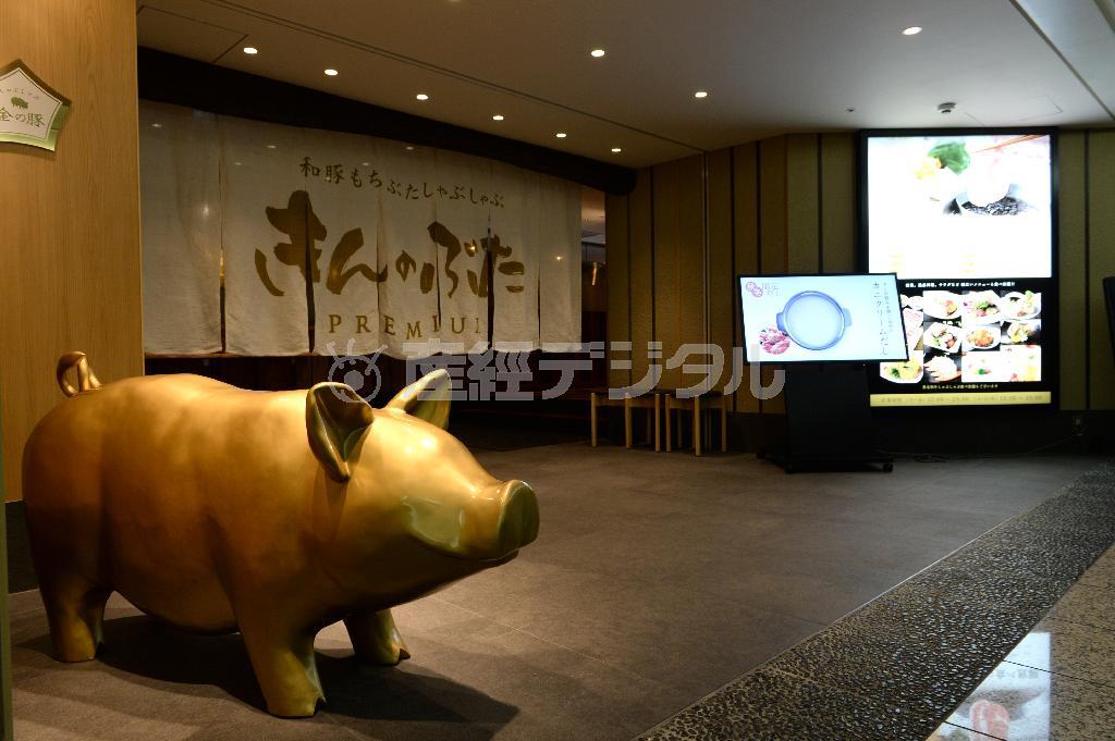 昨年末、最大３時間半待ちの大混雑を記録した「きんのぶた＿ＰＲＥＭＩＵＭ＿心斎橋」の外観。金色のブタのオブジェがまぶしい…＝２０１４年１２月１７日、兵庫県芦屋市（南雲都さん撮影）