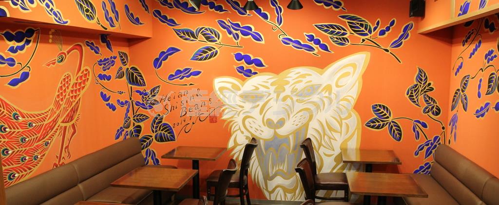 東西南北を司る４体の霊獣、青龍、白虎、朱雀、玄武が壁面いっぱいに描かれ、訪れる者を魅了する＝２０１４年１０月９日、京都市左京区のわらびもち店「峯嵐堂平安神宮店」（田中幸美撮影）