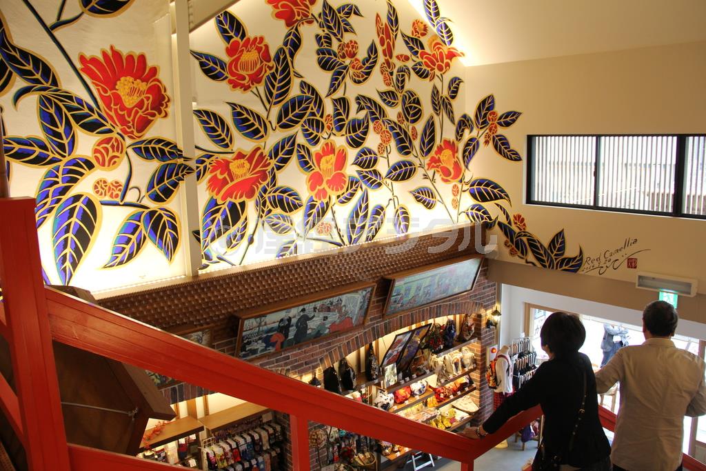 壁画のモチーフは依頼者と相談した上で決める。こちらは店の名から椿の花を描いた＝２０１４年９月２０日、埼玉県川越市の和雑貨店「川越椿の蔵」（田中幸美撮影）