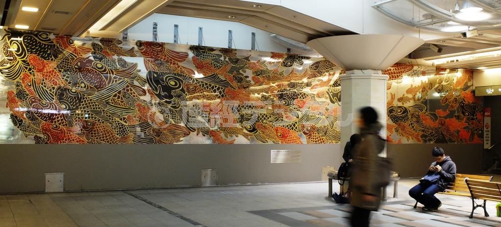 このあたりはかつて鴨川へと繋がる池が点在していたことから、コイを描くことにした。「鯉が天に登り龍になる」という中国の故事、登竜門にちなんだという＝２０１４年１２月１２日、京都市中京区の御池通地下街「ゼスト御池」（田中幸美撮影）