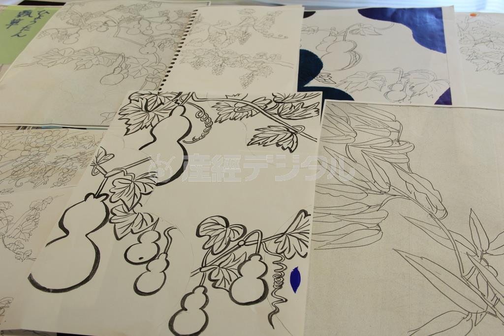 動植物をモチーフにして描く際には、事前に必ずスケッチをする。最初の壁画のモチーフとなったサイを描いたときは、京都や大阪の動物園にサイがいなかったため、東京・上野動物園にまで足を運んだ＝２０１４年６月１９日（田中幸美撮影）