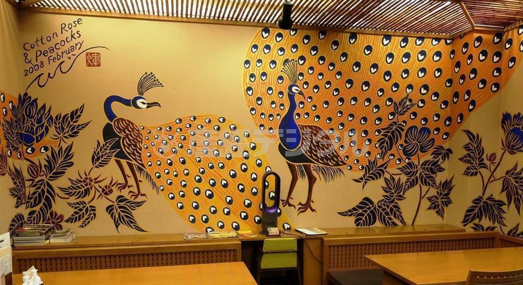 孔雀とコットンローズが描かれた店内＝２０１３年１２月３０日、京都市東山区の「広東料理＿ぎをん森幸」（田中幸美撮影）
