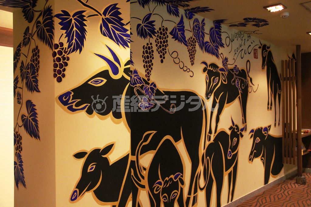 すき焼きの老舗の店内には、オーナーがソムリエであることから、牛とブドウの絵を描いた＝２０１４年１１月４日、東京都中央区の「今朝」（田中幸美撮影）