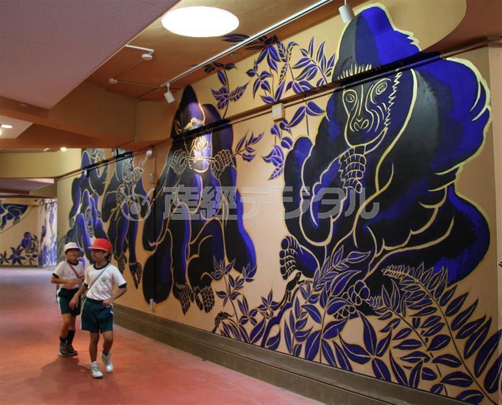 スケッチだけでなく、さまざまな生態を飼育員から聞き取るなどして描き上げたゴリラ。動物園では子供たちの人気スポットとなっている＝２０１４年１０月７日、京都市東山区の京都市動物園（田中幸美撮影）