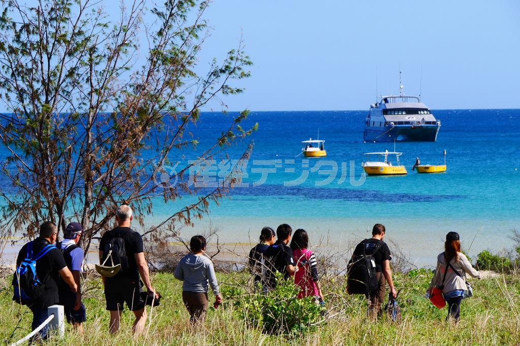 船に乗り込んで、いよいとドワーフミンククジラとの遭遇に出発＝２０１４年６月２３日、オーストラリア（越智隆治さん撮影）
