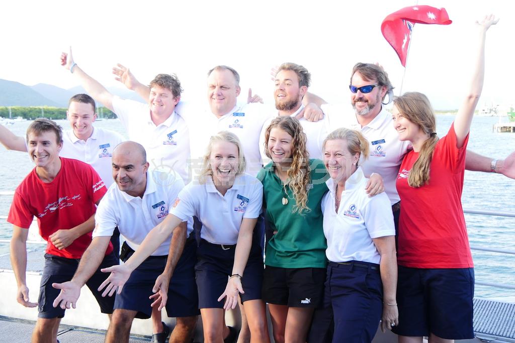 クルーズのクルーたちとミンククジラの個体識別調査などを行うミンキーガール（前列右から２人目）＝２０１４年６月２６日、オーストリア（越智隆治さん撮影）