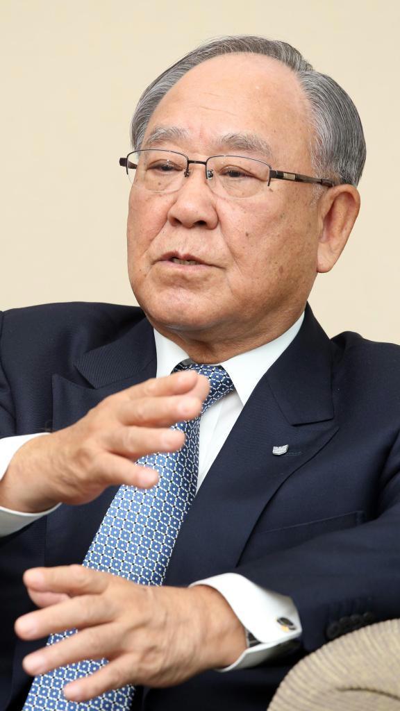 インタビューに応じるキヤノンの御手洗冨士夫会長兼社長
