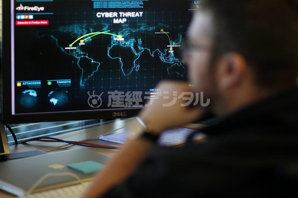 サイバー攻撃が行われている様子をほぼリアルタイムで示したスクリーンをみつめるインターネットセキュリティーの専門家＝２０１４年１２月２９日、米カリフォルニア州（ロイター）