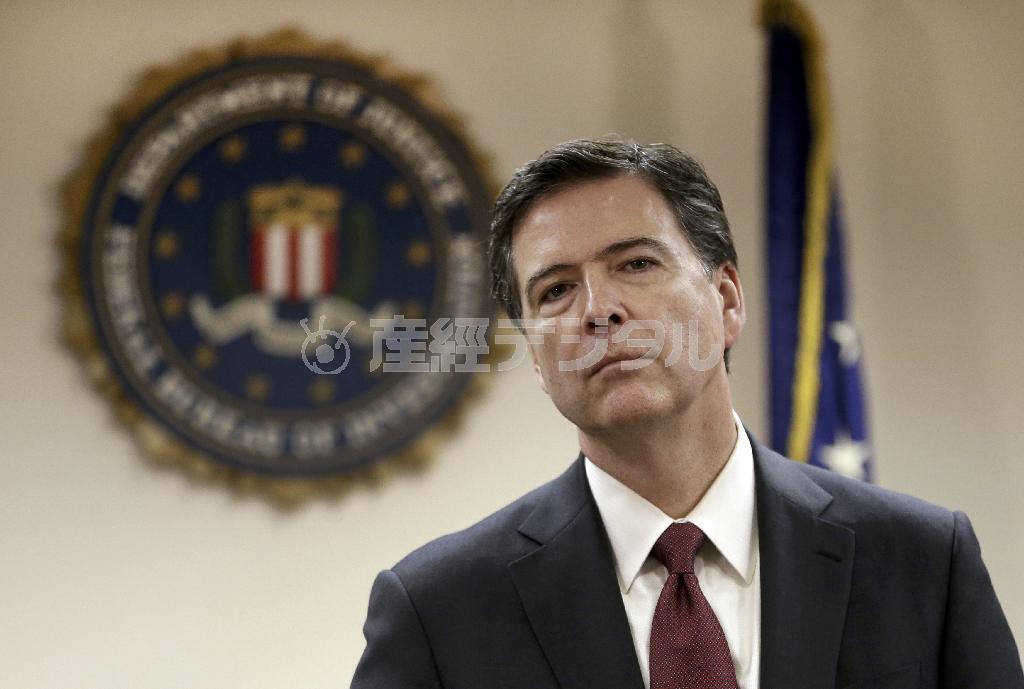 記者会見で質問を聞く米連邦捜査局（ＦＢＩ）のジェームズ・コミー長官。２０１５年１月７日の国際会議では、北朝鮮のサイバー攻撃部隊が初歩的なミスを犯していたことを明らかにした＝２０１４年２月、米カリフォルニア州サンフランシスコ（ＡＰ）