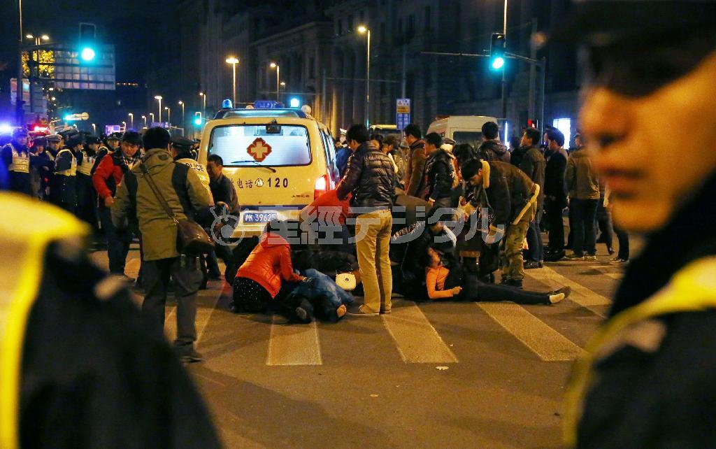 上海市中心部の外灘（バンド）で起きた大規模な転倒事故で路上に倒れる人たち。３６人が死亡する大惨事でありながら、地元紙の報道はわずか数行にとどまった＝２０１５年１月１日未明、中国（新華社＝共同）