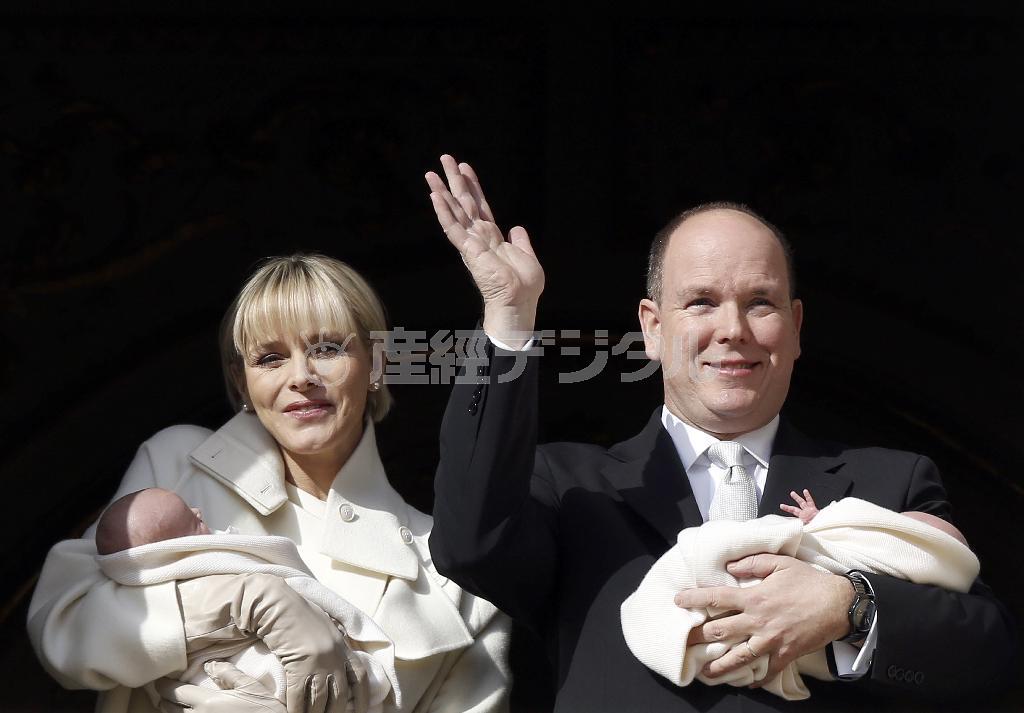 モナコ公国の元首アルベール２世公（右）、妻、シャルレーヌ公妃、双子のガブリエラ王女とジャック王子＝２０１５年１月７日、モナコ（ＡＰ）