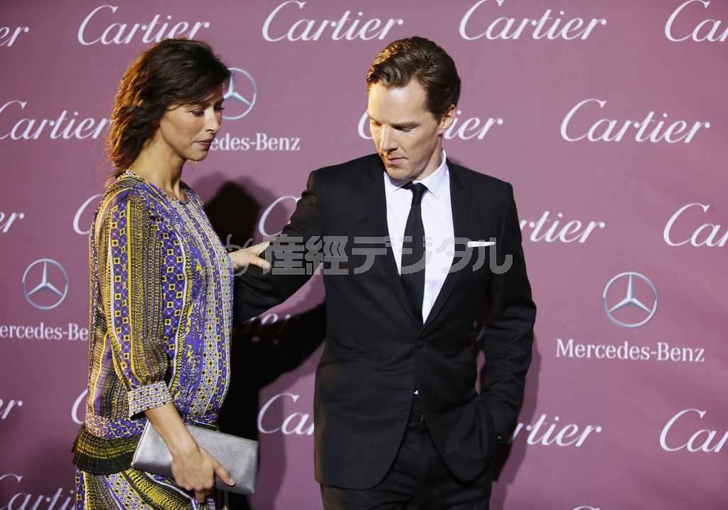 英俳優のベネディクト・カンバーバッチさん（右）と婚約したソフィー・ハンターさん＝２０１５年１月７日、米カリフォルニア州パームスプリングス（ロイター）