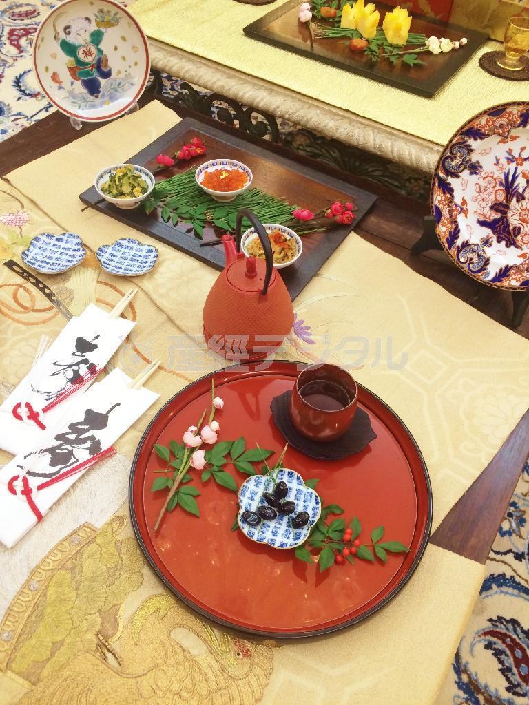 黒豆などを載せたお盆は成田山の紋入り。奥の絵皿は今年のえとである羊が描かれている（提供写真）