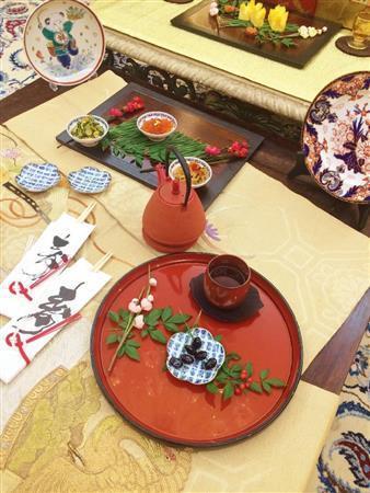 黒豆などを載せたお盆は成田山の紋入り。奥の絵皿は今年のえとである羊が描かれている（提供写真）