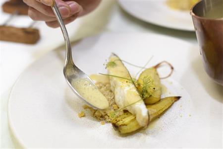 「ここでしか食べられないものを」という思いのもと作られる小林寛司（かんじ）シェフの料理は、華やかながらも優しい味わいで食べる者を魅了する＝２０１４年１２月１８日、和歌山県岩出市（塩塚夢撮影）