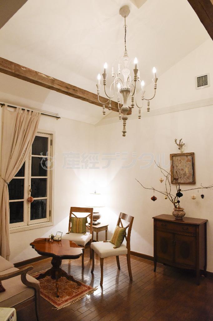 内装もかわいらしい「アイーダ」。壁掛けなどは小林寛司（かんじ）シェフの手作り＝２０１４年２月１１日、和歌山県岩出市（塩塚夢撮影）