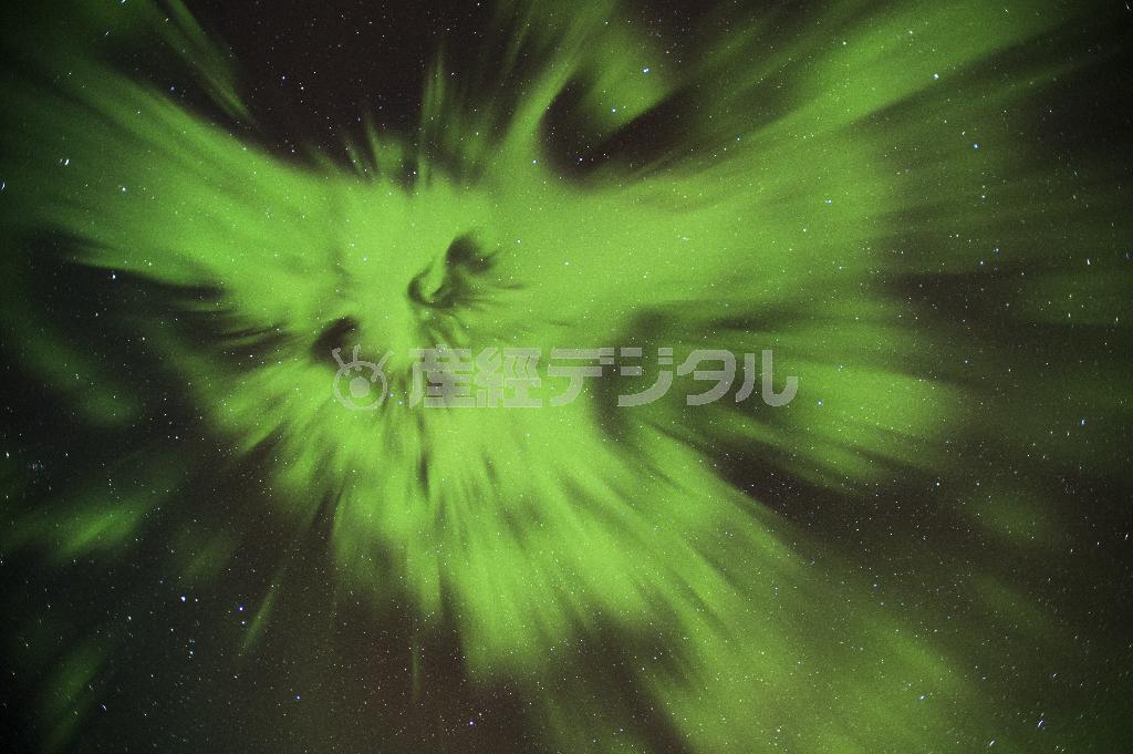 火の鳥が頭上を覆い尽くす。圧倒され言葉すら出てこない＝２０１４年２月２４日、米アラスカ州（松本紀生さん撮影）