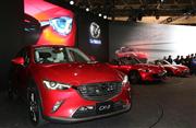 東京オートサロン２０１５で展示されているマツダの「ＣＸ－３」＝９日、千葉市美浜区