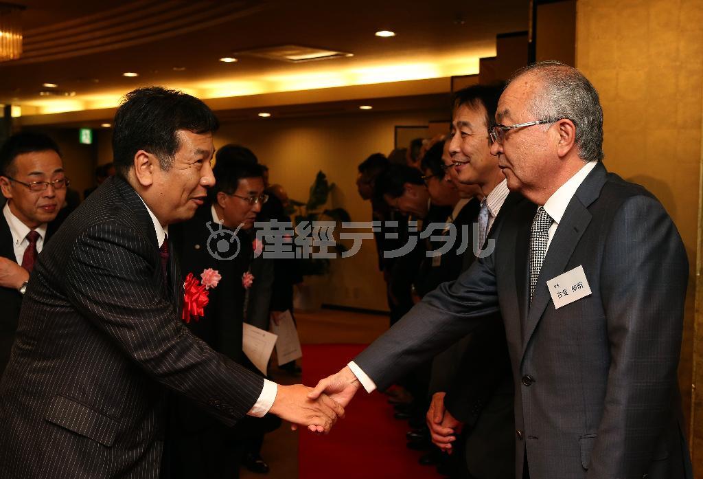 連合の新年交歓会で握手を交わす古賀伸明会長と民主党の枝野幸男（ゆきお）幹事長（左）＝２０１５年１月５日、東京都荒川区（小野淳一撮影）
