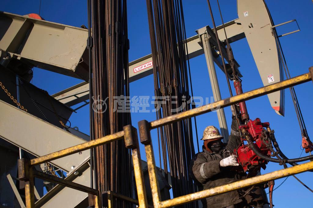 原油安により苦しい経営となる米国のシェール油田＝２０１４年１２月４日、米ノースダコタ州ウィリストン（ロイター）